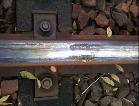 Residus_de_feuilles_ecrasees_sur_rail.jpg, nov. 2013 Residus_de_feuilles_ecrasees_sur_rail.jpg